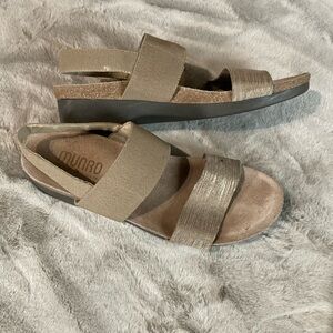 Munro Women's Beige gold Strappy Sandals 7.5N
